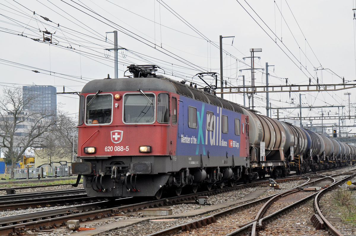 Re 620 088-5 durchfährt den Bahnhof Pratteln. Die Aufnahme stammt vom 09.02.2018.