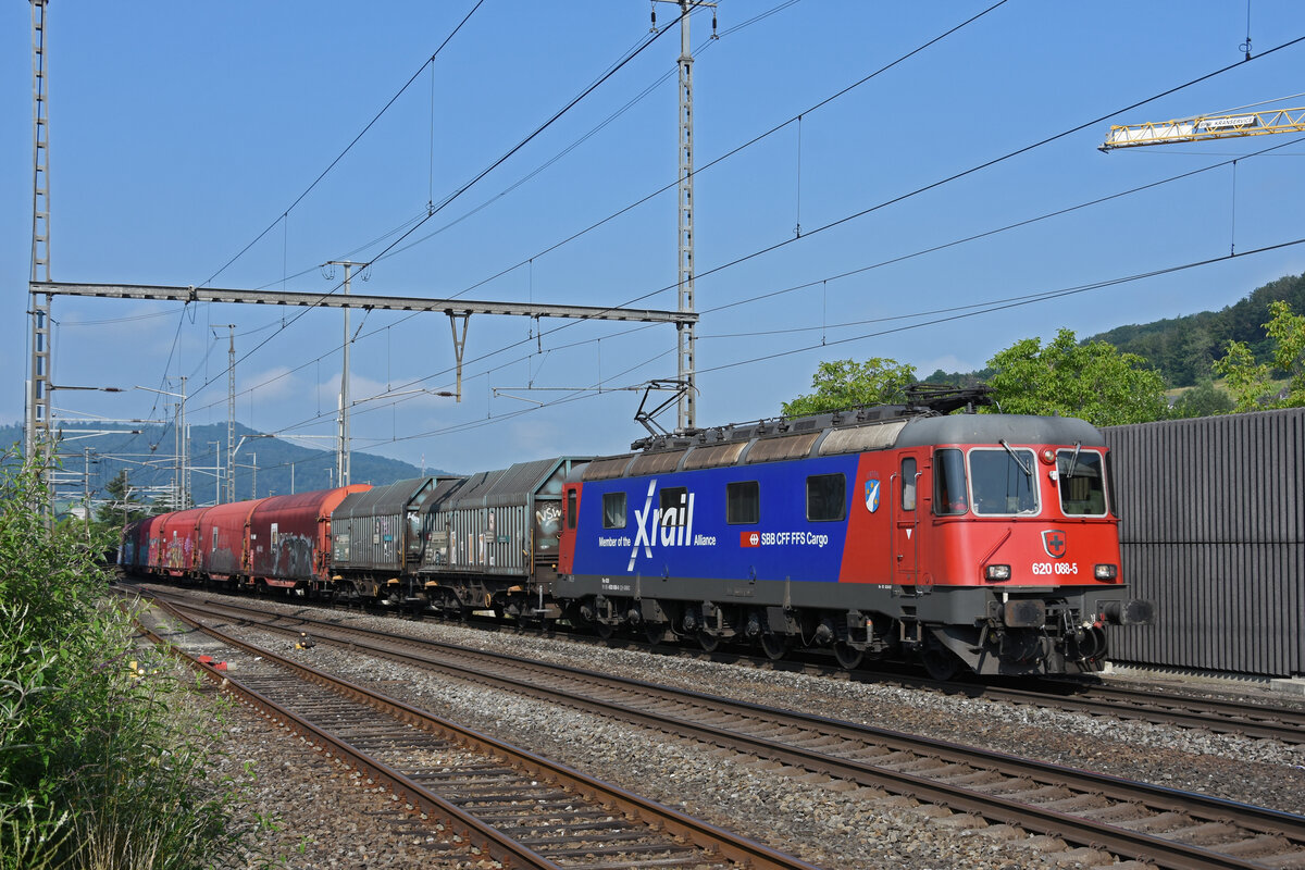 Re 620 088-5 durchfährt den Bahnhof Gelterkinden. Die Aufnahme stammt vom 20.07.2021.
