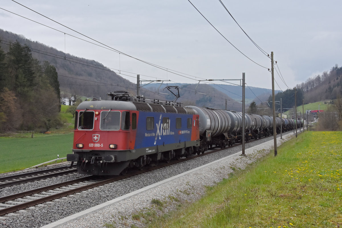 Re 620 088-5 fährt Richtung Bahnhof Gelterkinden. Die Aufnahme stammt vom 19.04.2021.