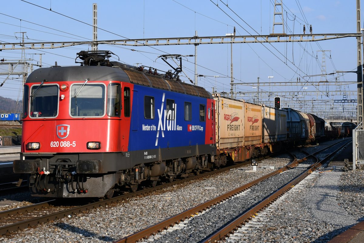 Re 620 088-5  Linthal  bei der Durchfahrt in Killwangen-Spreitenbach am 03.04.2020.