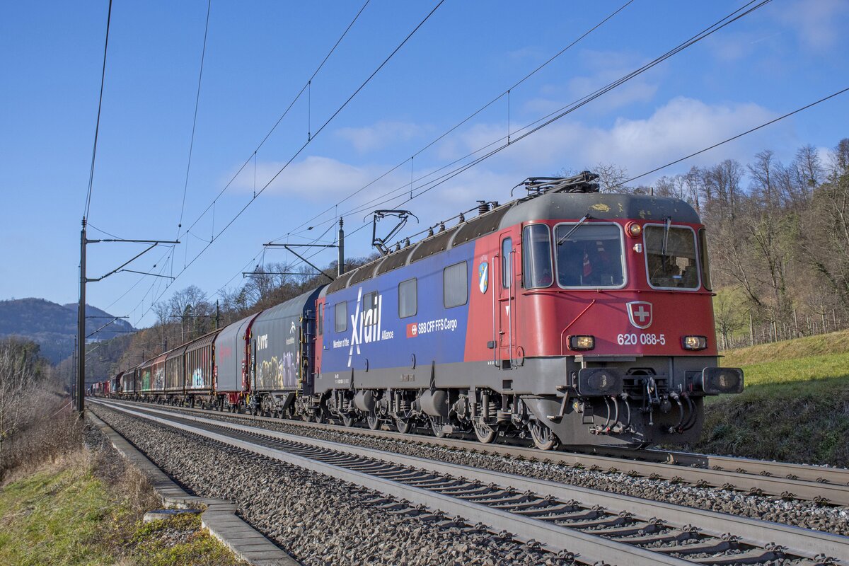 Re 620 088-5  Linthal  ist bei Villnachern unterwegs in den RBL, aufgenommen am 07.12.2021.