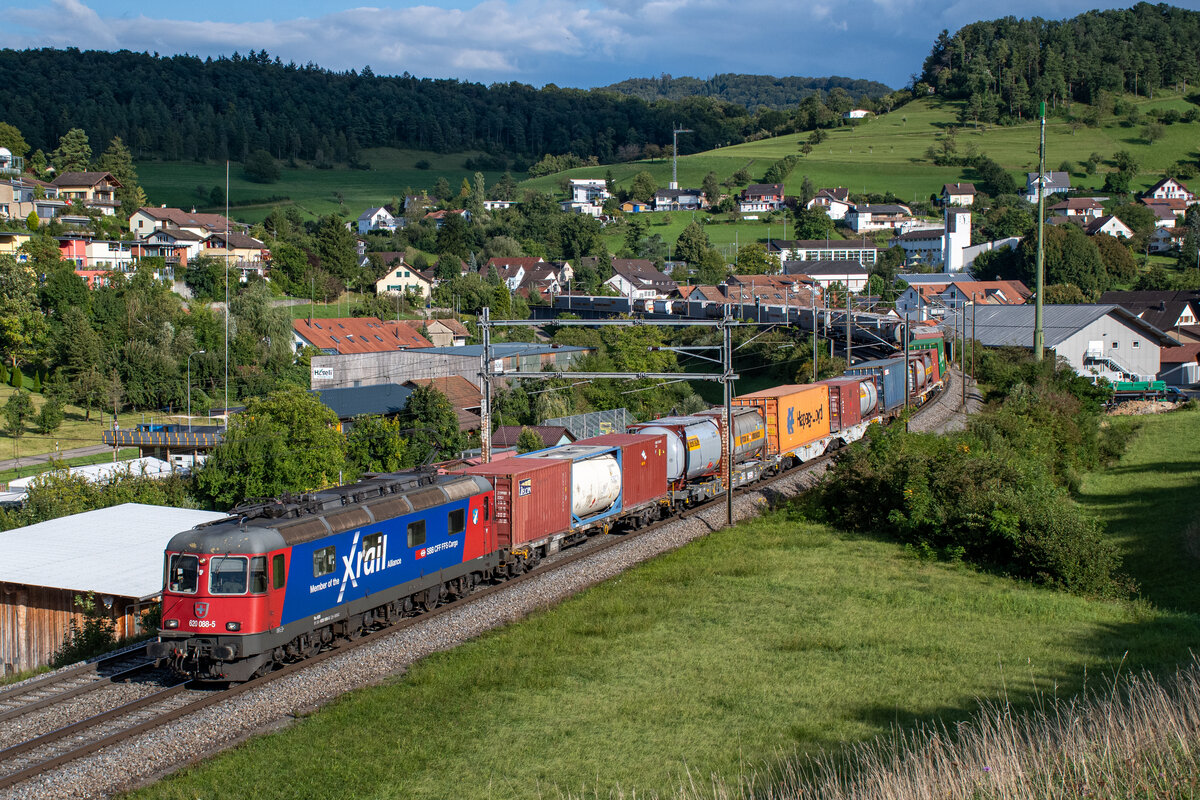 Re 620 088-5  Linthal  ist in Zeihen AG unterwegs in Richtung Basel, aufgenommen am Abend des 27.08.2021.