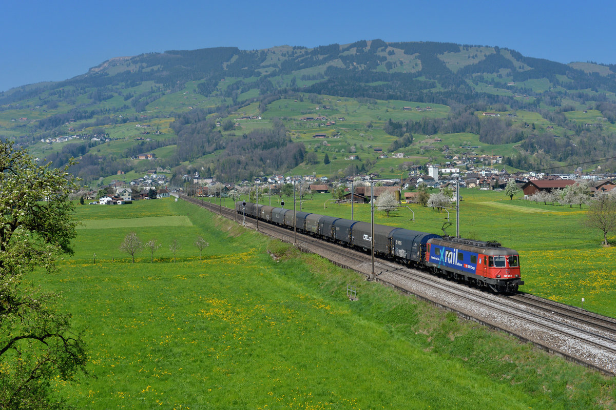 Re 620 088 mit einem Stahlzug am 08.04.2017 bei Steinen. 
