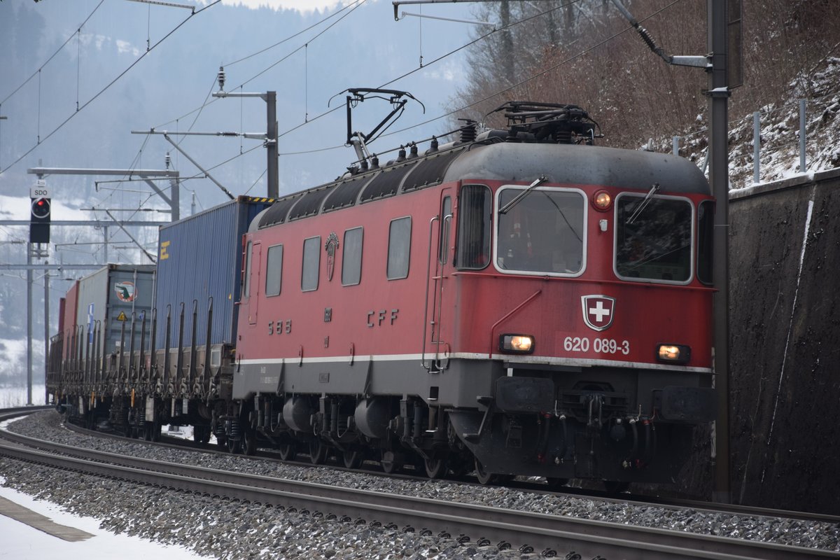 Re 620 089-3  Gerra-Gambarogno  zieht am 01.03.2018 auf der Bözberg Südrampe bei Schinznach Dorf ihren Güterzug in Richtung Süden.