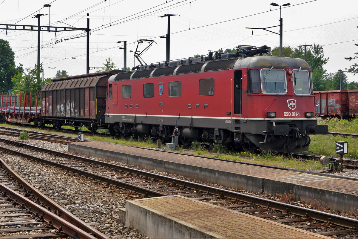 Re 620 Lokomotiven mit verlängerten technischen Kontrollen in Gerlafingen gesichtet.
Re 620 071-1  OTHMARSINGEN  am 22. Mai 2020.
Aktuell werden bei einigen Maschinen nur noch techn. Kontrollen gemacht. Dabei handelt es sich um eine Revision light, beschränkt auf die wichtigsten Bestandteile. Eine solche TK verlängert die Revisionsfrist um 1 Jahr.
Hinweis zu dieser Aufnahme: Der helle Schlechtwetterhimmel, der zurzeit der Aufnahme der Realität entsprach, wurde so weit vertretbar per Bildausschnitt eliminiert. 
Foto: Walter Ruetsch