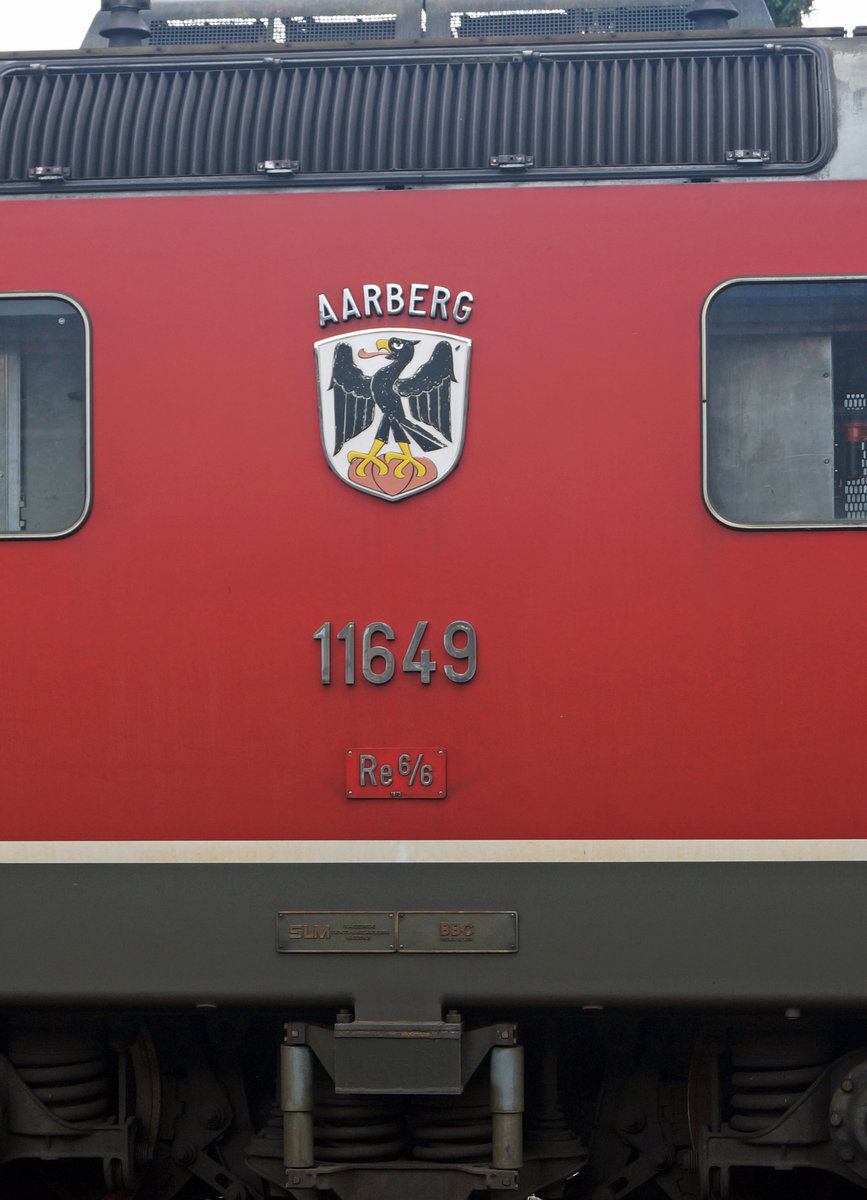 Re 620 Lokomotiven mit verlängerten technischen Kontrollen in Gerlafingen gesichtet.
Re 620 049-7  AARBERG  am 11. Mai 2020.
Aktuell werden bei einigen Maschinen nur noch techn. Kontrollen gemacht. Dabei handelt es sich um eine Revision light, beschränkt auf die wichtigsten Bestandteile. Eine solche TK verlängert die Revisionsfrist um 1 Jahr.
Foto: Walter Ruetsch