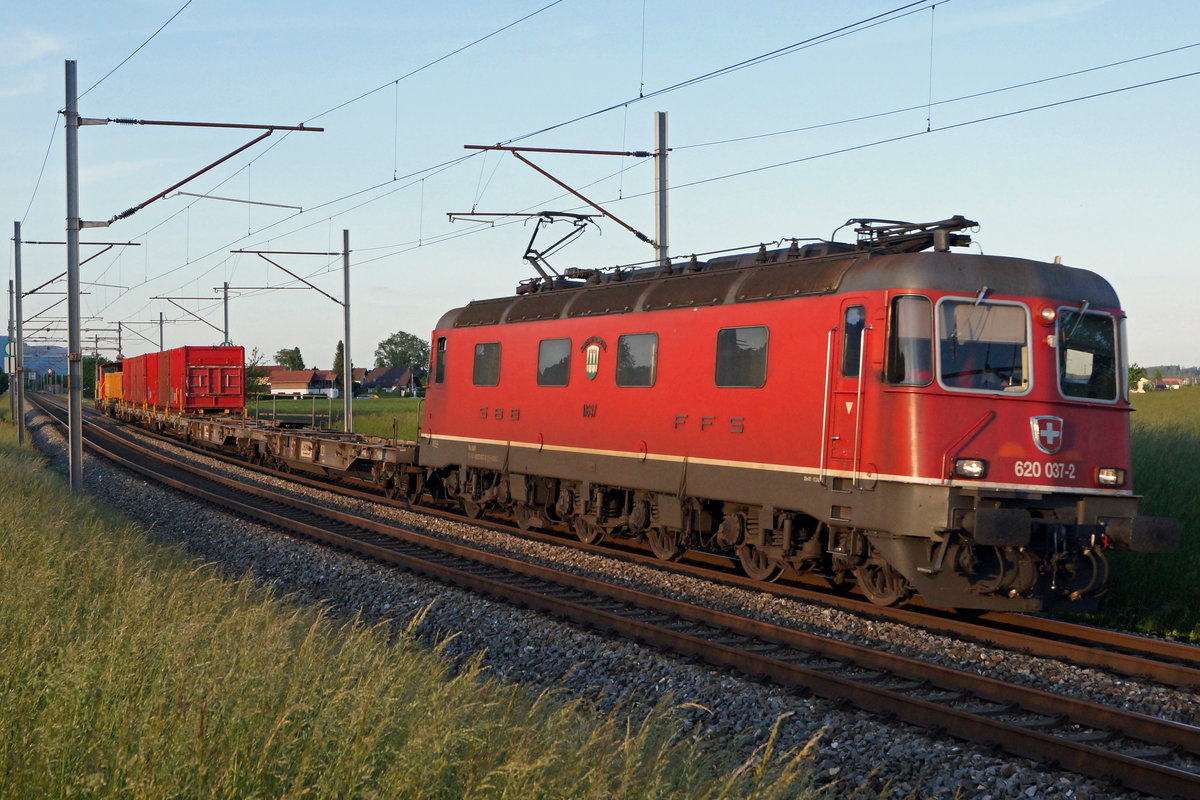 Re 620-Lokomotiven von SBB CARGO National bei Niederbipp unterwegs im letzten Abendlicht.
Re 620 037-2  Sonceboz-Sombeval  RBL-Solothurn am 20. Mai 2020.
Foto: Walter Ruetsch