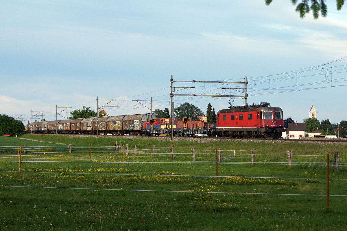 Re 620-Lokomotiven von SBB CARGO National bei Niederbipp unterwegs im letzten Abendlicht.
Re 620 053-9  Gümligen  RBL-Genf am 12. Mai 2020.
Foto: Walter Ruetsch