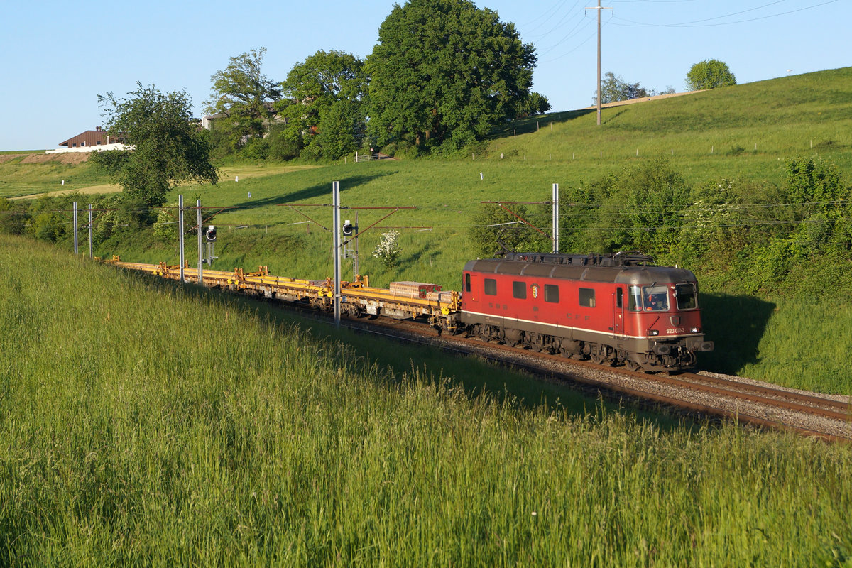 Re 620-Lokomotiven von SBB CARGO National bei Niederbipp unterwegs im letzten Abendlicht.
Re 620 070-3  Affoltern am Albis  RBL-Genf am 6. Mai 2020.
Foto: Walter Ruetsch