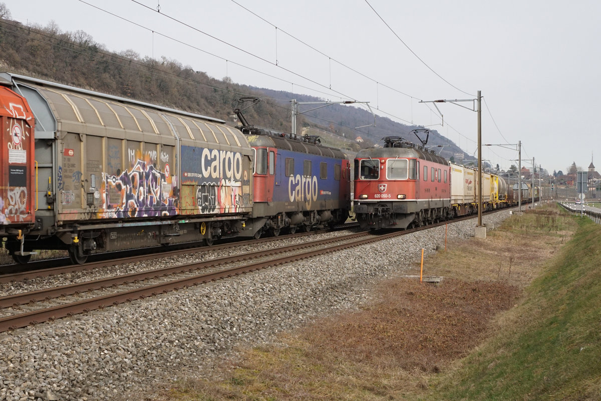 Re 620-Treffen rot/blau vom 22. Februar 2021.
Zufällige Begegnung von den Re 620 087  Bischofszell  und Re 620 050  Schönenwerd  auf offener Strecke bei Cressier.
Foto: Walter Ruetsch