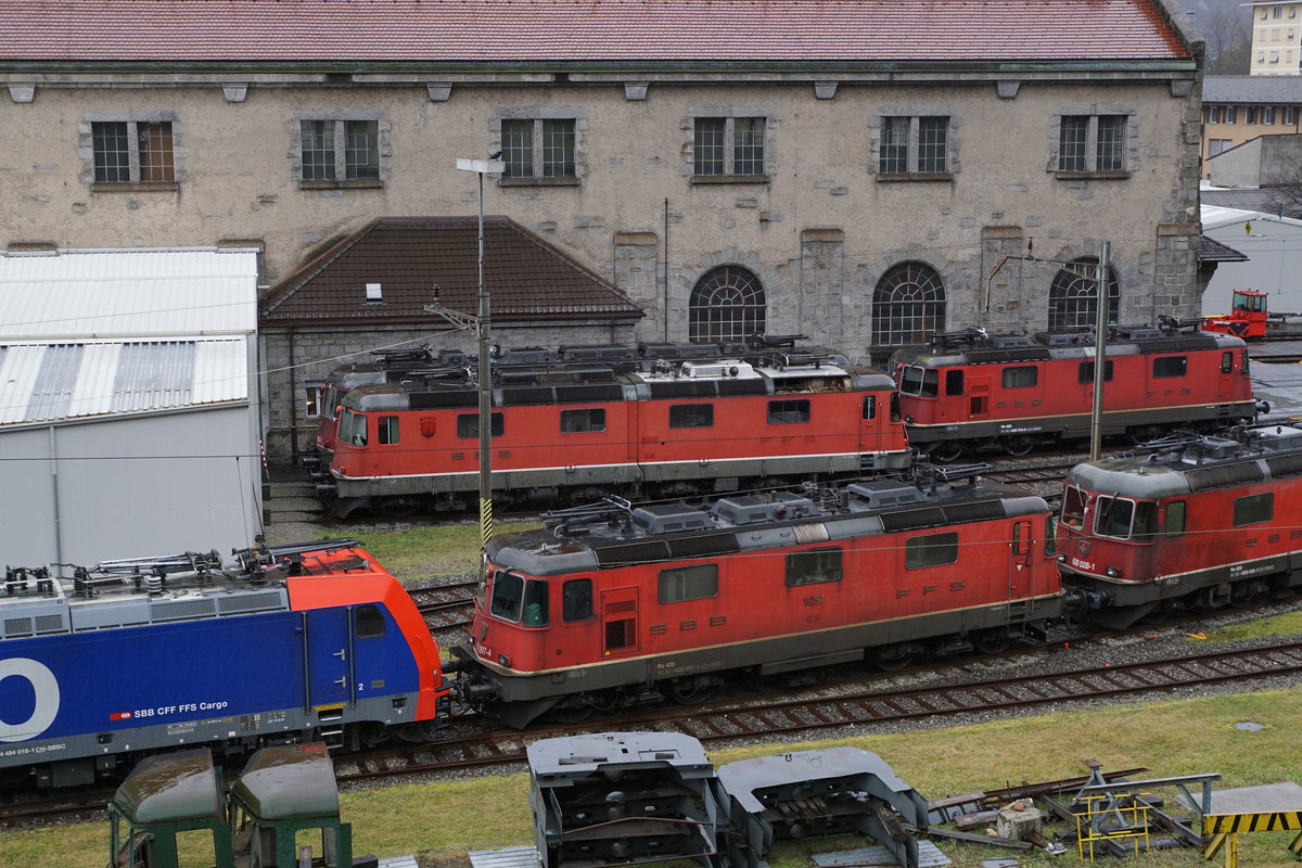 Re 6/6 11602  MORGES  
LEZTE AUFNAHME VON BELLINZONA - ERSTE AUFNAHME VON PAYERNE.
Zwei sehr bedeutende Aufnahmen für das Geschichtsbuch der beiden Prototypen Re 6/6 11601 Wolhusen und Re 6/6 11602   Morges. 
Hier handelt es sich um die beiden SLM BBC Lokomotiven mit geteiltem Kasten, die im Jahre 1972 dem Betrieb übergeben wurden. 
Nach der Ausrangierung war ihre Zukunft lange Zeit ungewiss. Da kein Interesse für den Erhalt von SBB HISTORIC vorhanden, wurden sie im letzten Moment von SWISSTRAIN gerettet.
Nachdem die Re 6/6 11601 am 20. Oktober 2019 mit einer Sonderleistung nach Sissach überführt worden ist, folgte am 2. und 3. März 2020 die Überführung der Re 6/6 11602 von Bellinzona nach Payerne.
Noch kurze Zeit vor der Abreise habe ich die Morges ein allerletztes Mal in Bellinzona vor dem Industriewerk abgelichtet. Bereits eine historische Aufnahme, da sie nie mehr in ihrem Leben an diesen Ort zurückkehren wird, da sie als Ersatzteilspenderin für die Wolhusen vorgesehen ist. Auch das Industriewerk Bellinzona ist bald Geschichte.
Foto: Walter Ruetsch      