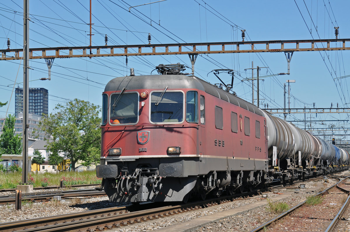 Re 6/6 11603 durchfährt den Bahnhof Pratteln. Die Aufnahme stammt vom 26.05.2017.