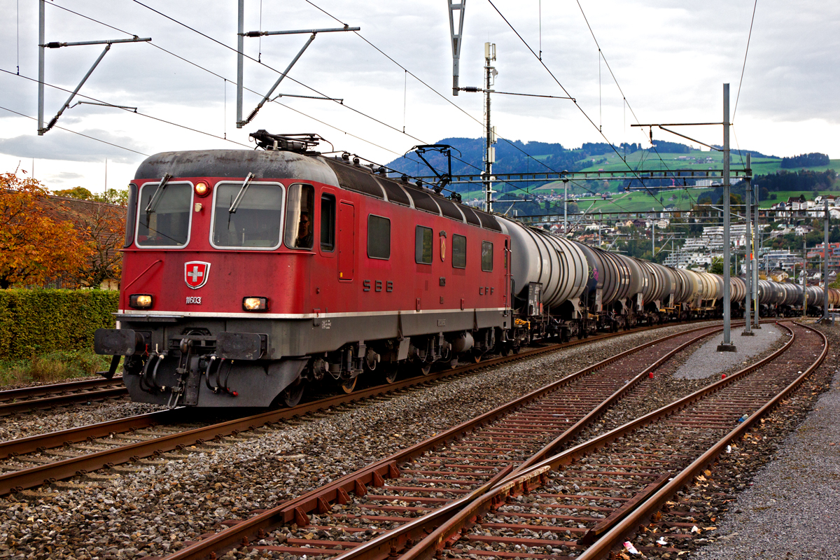 Re 6/6 11603 durchfährt Richterswil mit einem westgehenden Oelbomber am 10.10.2014 