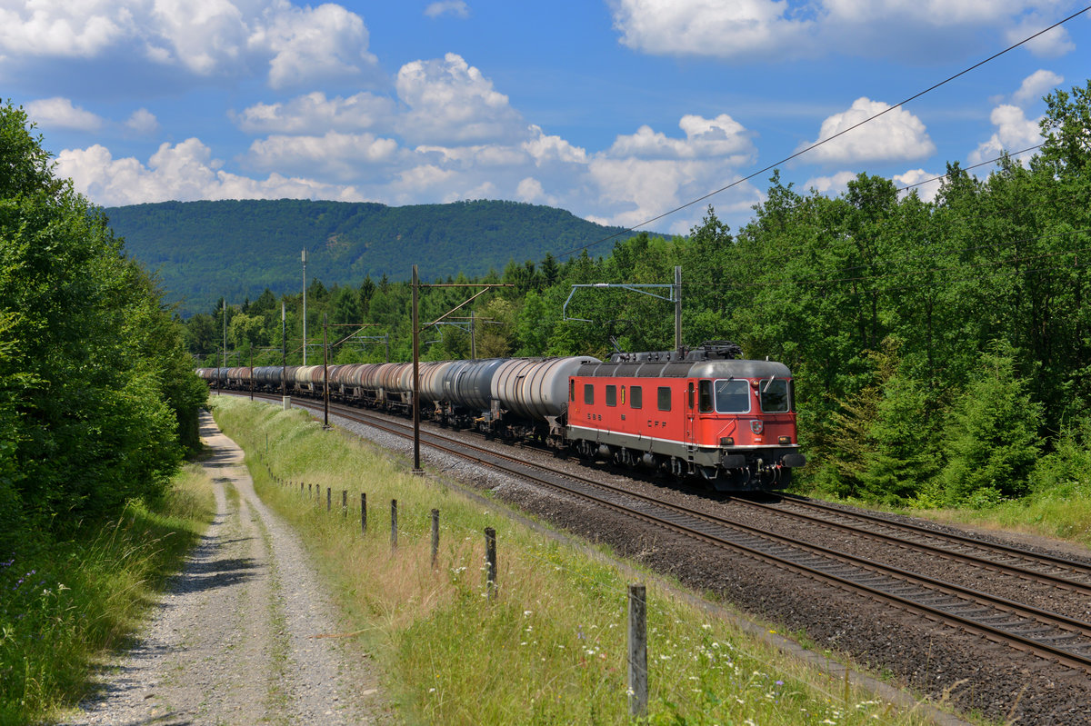 Re 6/6 11608 mit einem Kesselzug am 18.06.2014 bei Rupperswil. 