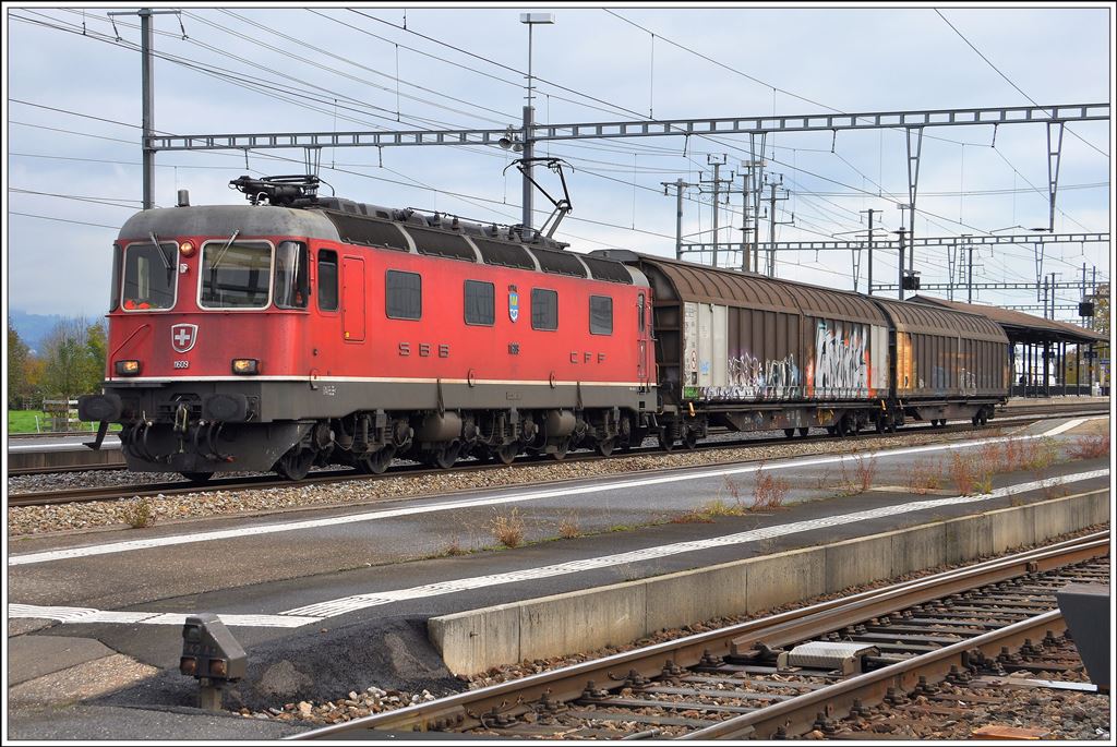 Re 6/6 11609  Uzwil  in Pfäffikon SZ. (13.11.2014)