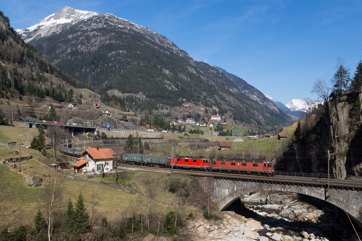 Re 6/6 11613 und Re 4/4 III 11351 befinden sich am 28.03.2015 unterhalb von Wassen.