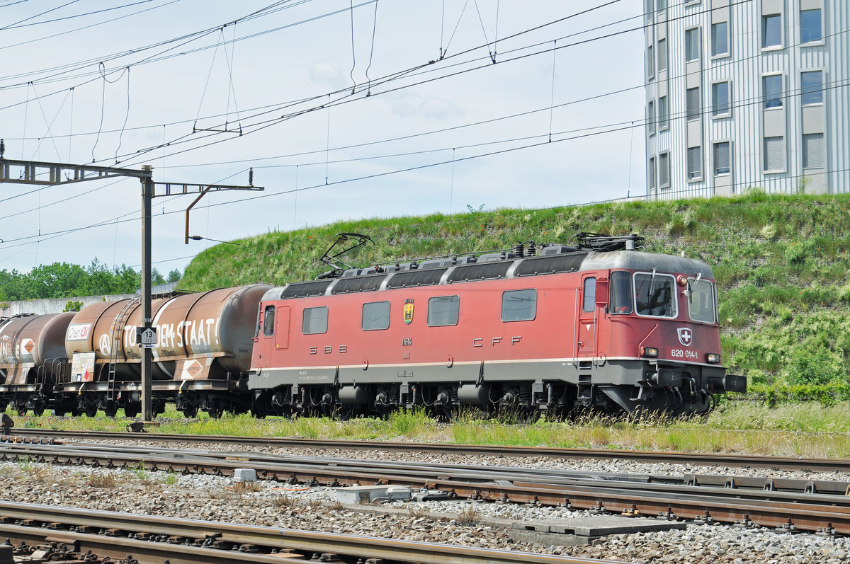 Re 6/6 11614 durchfährt den Bahnhof Pratteln. Die Aufnahme stammt vom 23.05.2017.