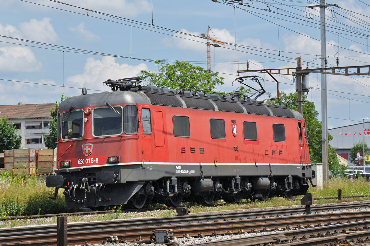 Re 6/6 11615 620 015-8) durchfährt den Bahnhof Pratteln. Die Aufnahme stammt vom 28.06.2016.