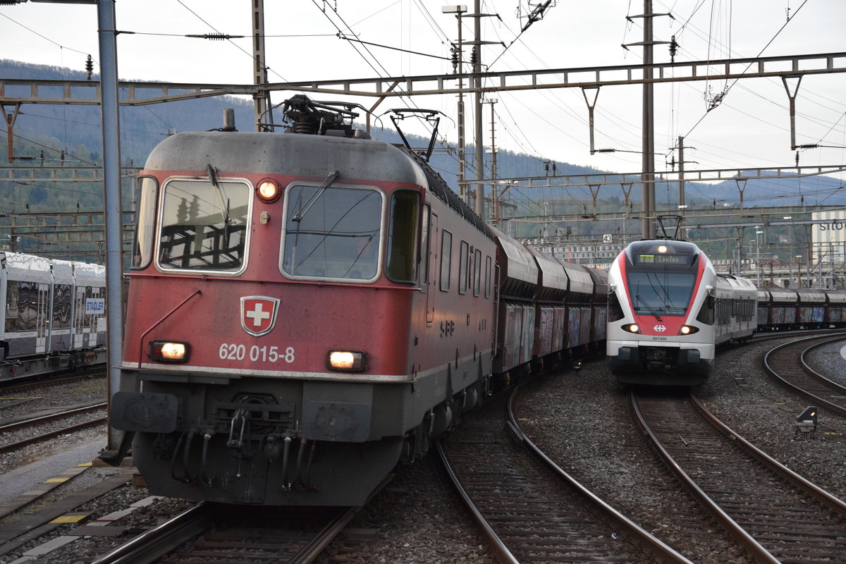 Re 6/6 11615 Kloten am 24.04.2017 bei der gemeinsamen Einfahrt mit einem FLIRT in Olten