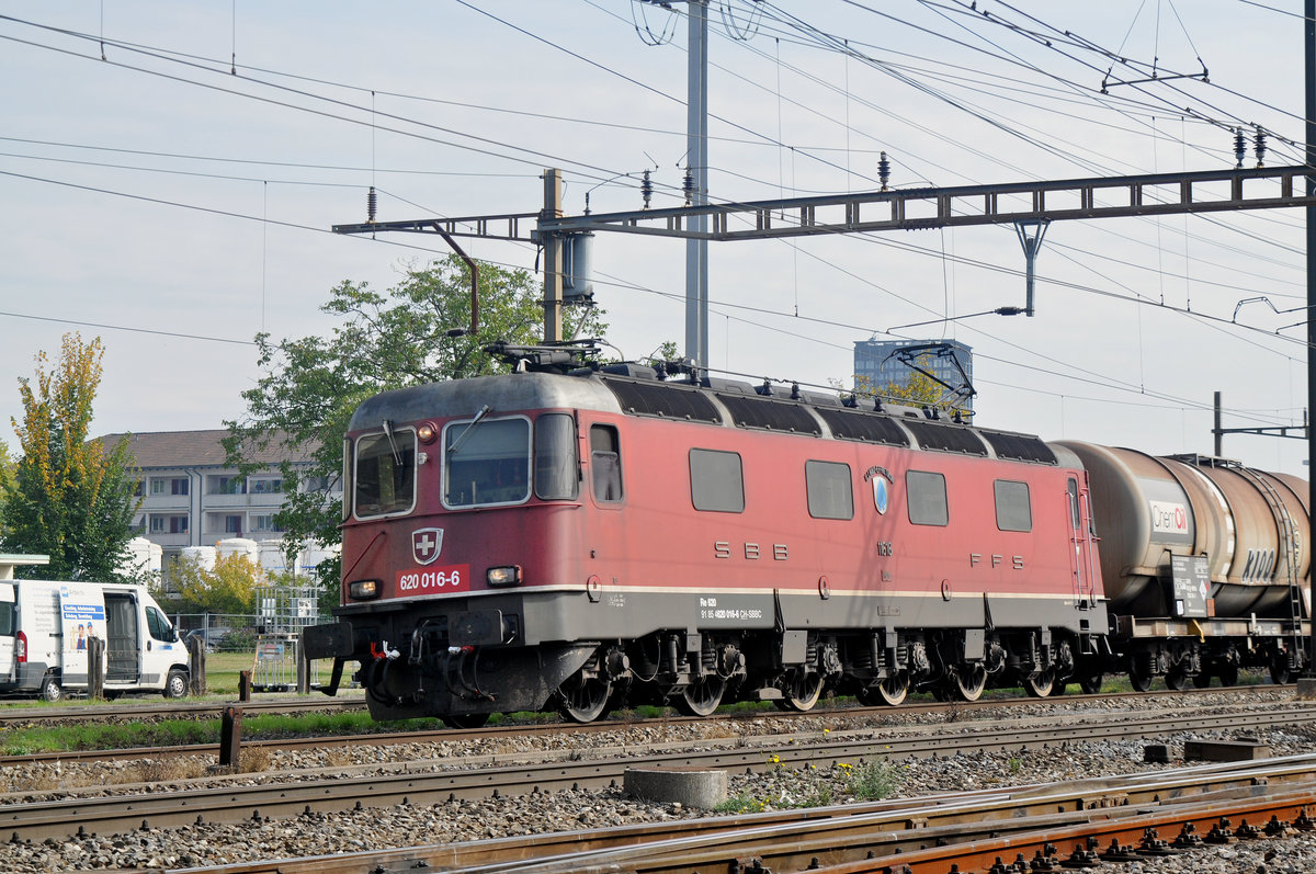 Re 6/6 11616 durchfährt den Bahnhof Pratteln. Die Aufnahme stammt vom 29.09.2017.