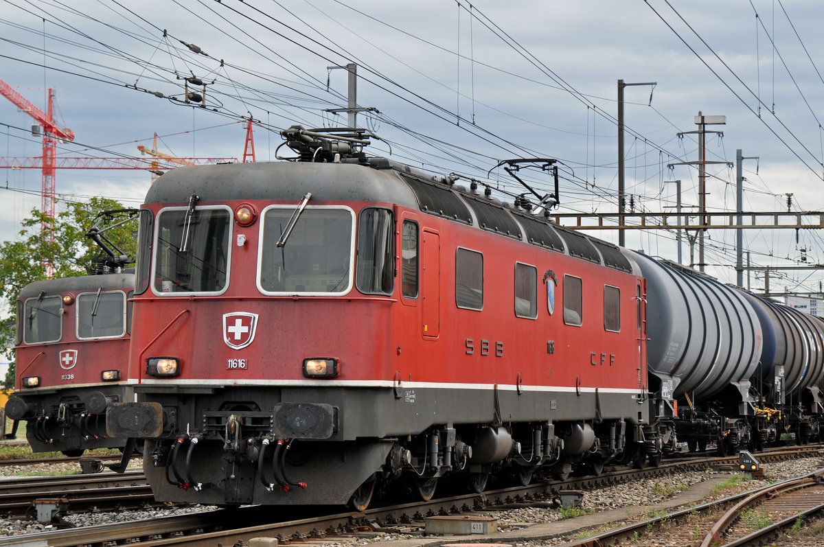 Re 6/6 11616 durchfährt den Bahnhof Pratteln. Die Aufnahme stammt vom 16.09.2016.