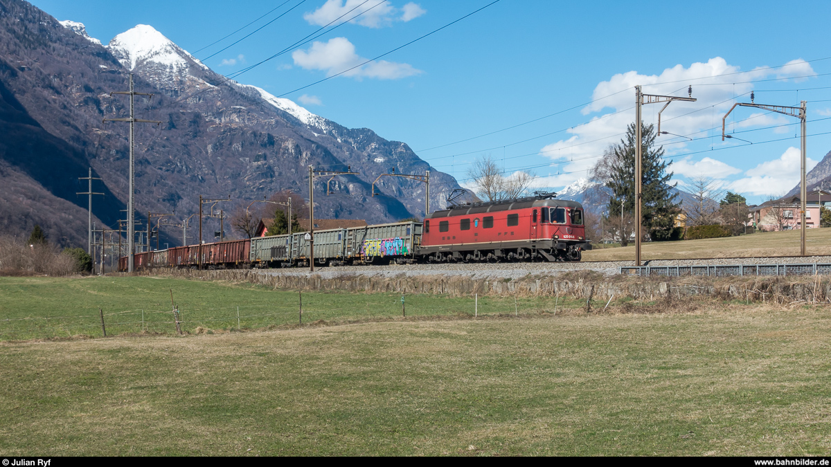 Re 6/6 11616  Illnau-Effretikon  am 14. März 2018 mit Stahlzug Emmenbrücke - Chiasso bei Claro.
