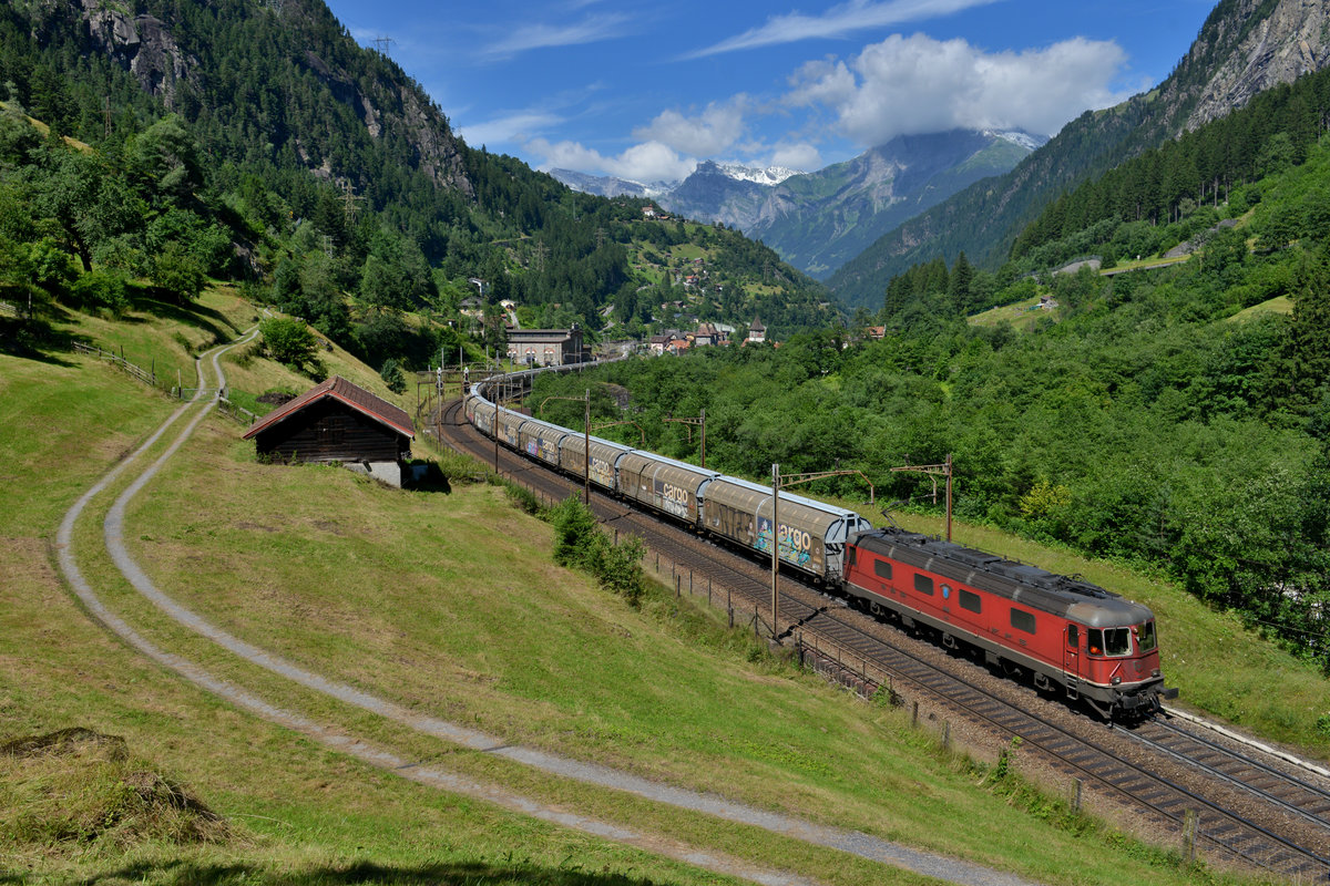 Re 6/6 11616 mit einem Güterzug am 16.07.2016 bei Gurtnellen. 