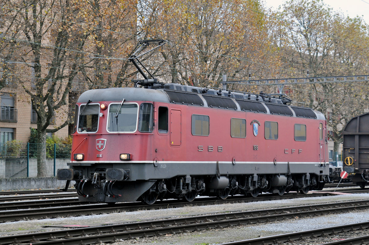Re 6/6 11616, wird an einen Güterzug angekuppelt. Die Aufnahme entstand am 14.11.2016 beim Basler Rheinhafen.