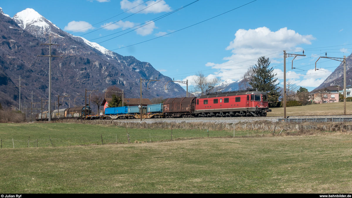Re 6/6 11617  Heerbrugg  am 14. März 2018 mit Ferngüterzug RBL - Lugano Vedeggio bei Claro.