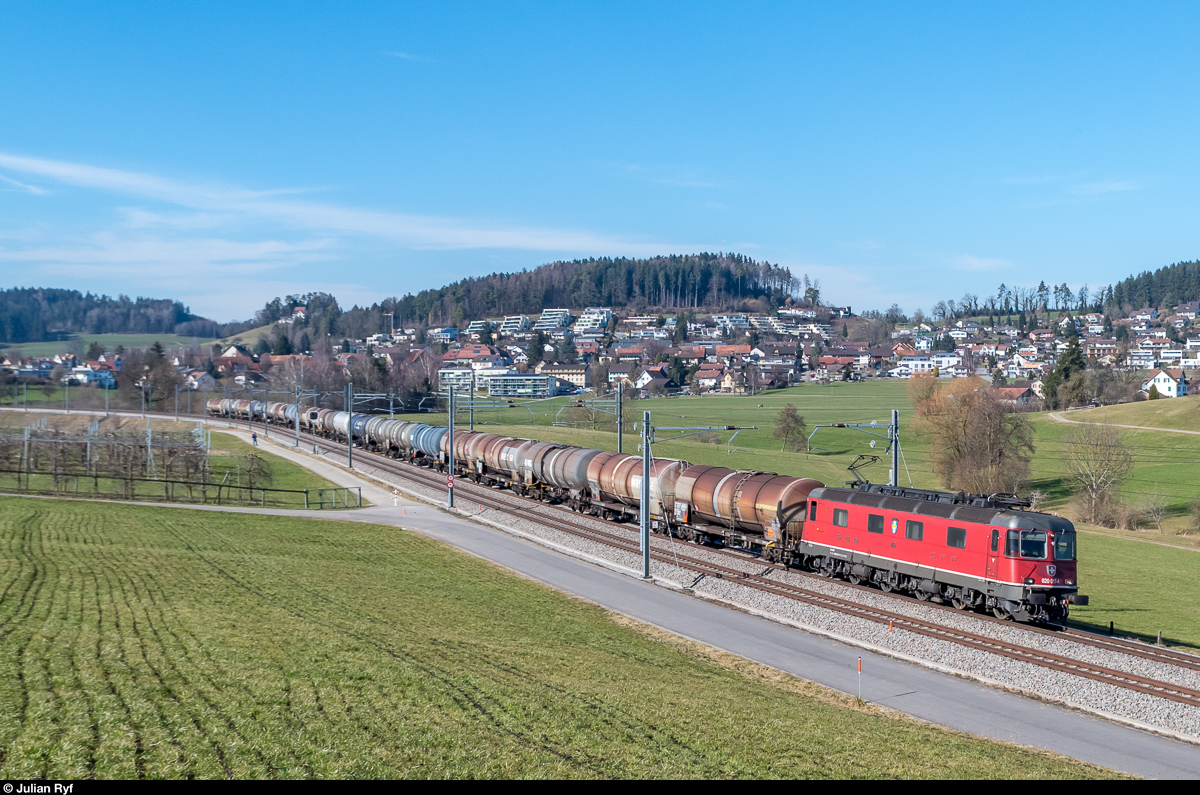 Re 6/6 11617  Heerbrugg  am 27. Februar 2017 mit einem Kesselwagenzug zwischen Eschlikon und Sirnach.