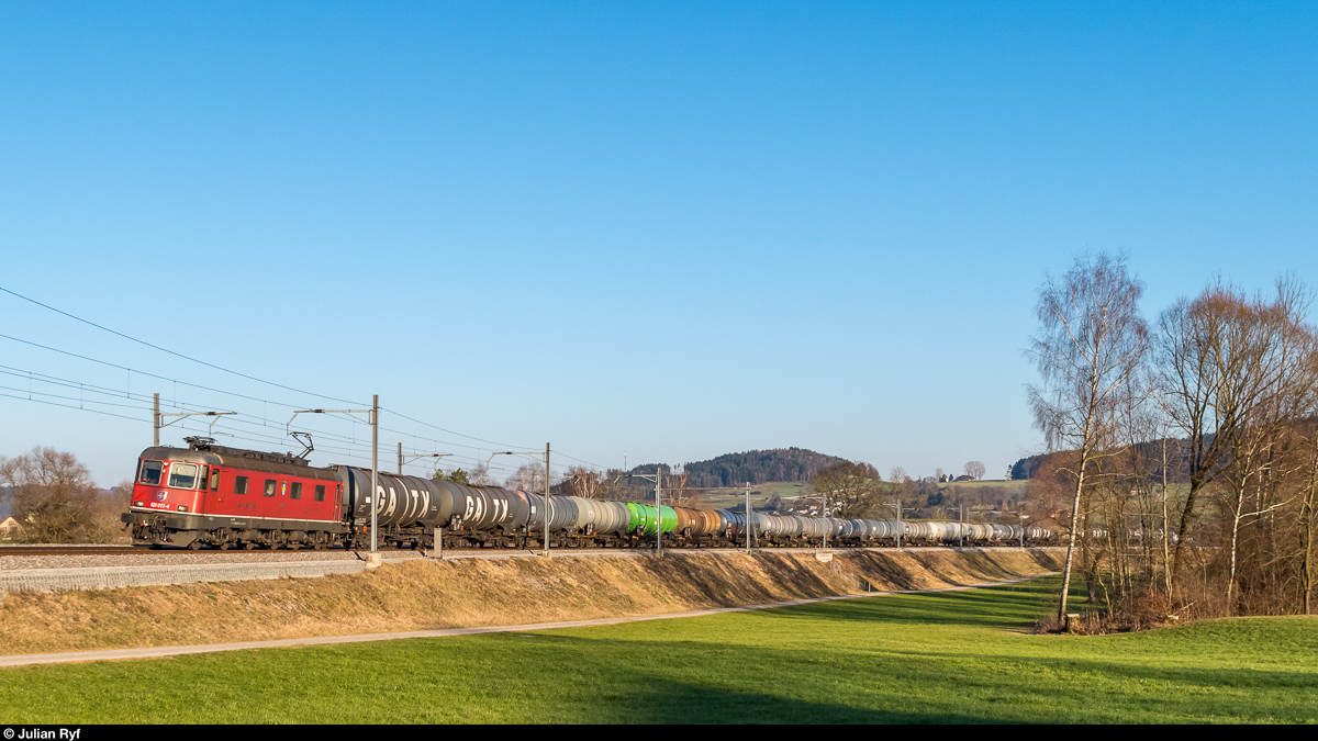 Re 6/6 11617  Heerbrugg  am 27. Februar 2017 mit einem Kesselwagenzug zwischen Sirnach und Eschlikon.
