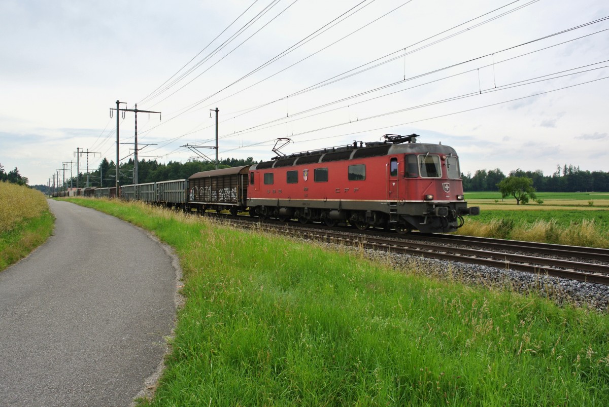 Re 6/6 11618 ''Dübendorf'' mit Güter kurz vor Lyssach, 04.07.2014.