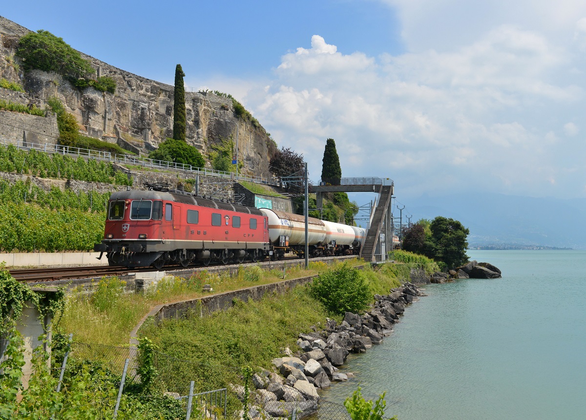 Re 6/6 11621 mit einem Güterzug am 17.06.2014 bei Rivaz.