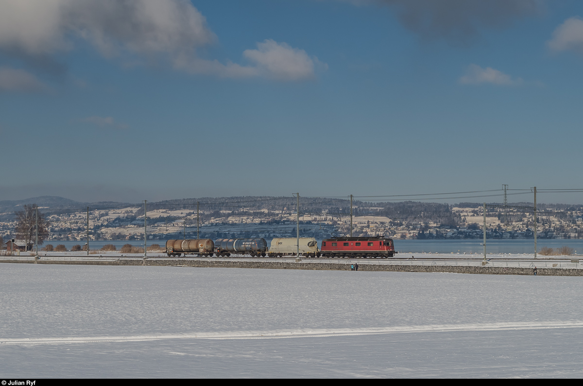 Re 6/6 11622  Suhr  ist am 6. Januar 2017 mit den drei Wagen des Lokalgüterzuges nicht gross gefordert als sie bei Pfäffikon SZ vorüberfährt.
