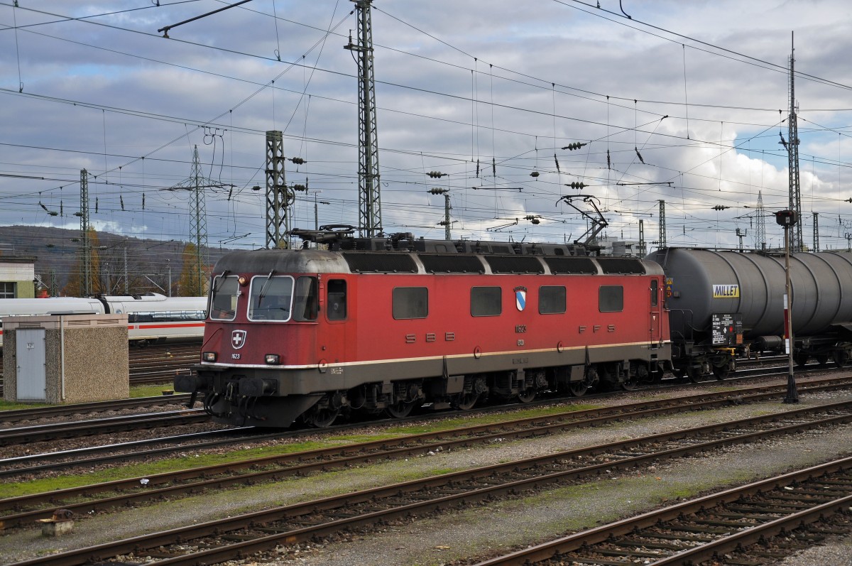 Re 6/6 11623 durchfährt den Badischen Bahnhof. Die Aufnahme stammt vom 19.11.2014.