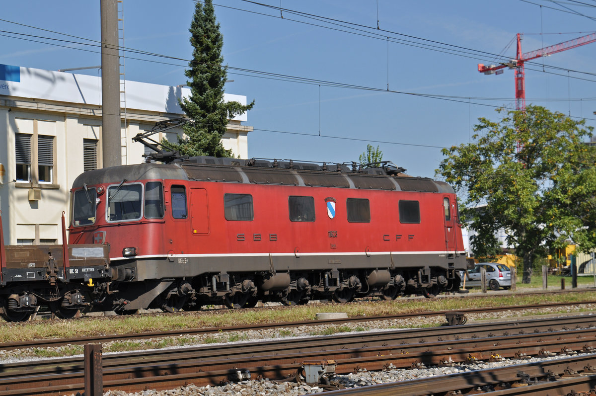 Re 6/6 11623 durchfährt den Bahnhof Pratteln. Die Aufnahme stammt vom 08.09.2016.