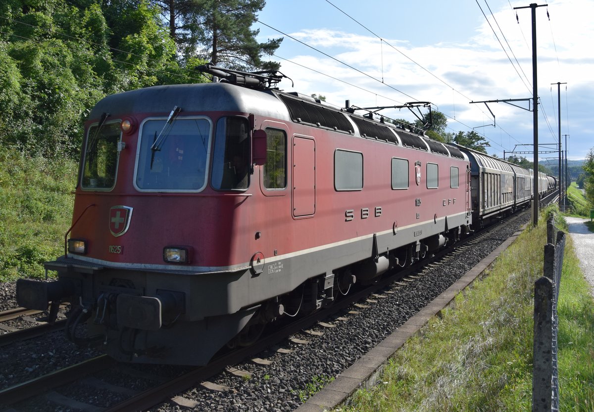 Re 6/6 11625  Oensingen  hat gerade vor wenigen Sekunden ihren Güterzug am 21.08.2017 bei Vogelsang AG (Turgi) über die Reuss in Richtung Baden gezogen.