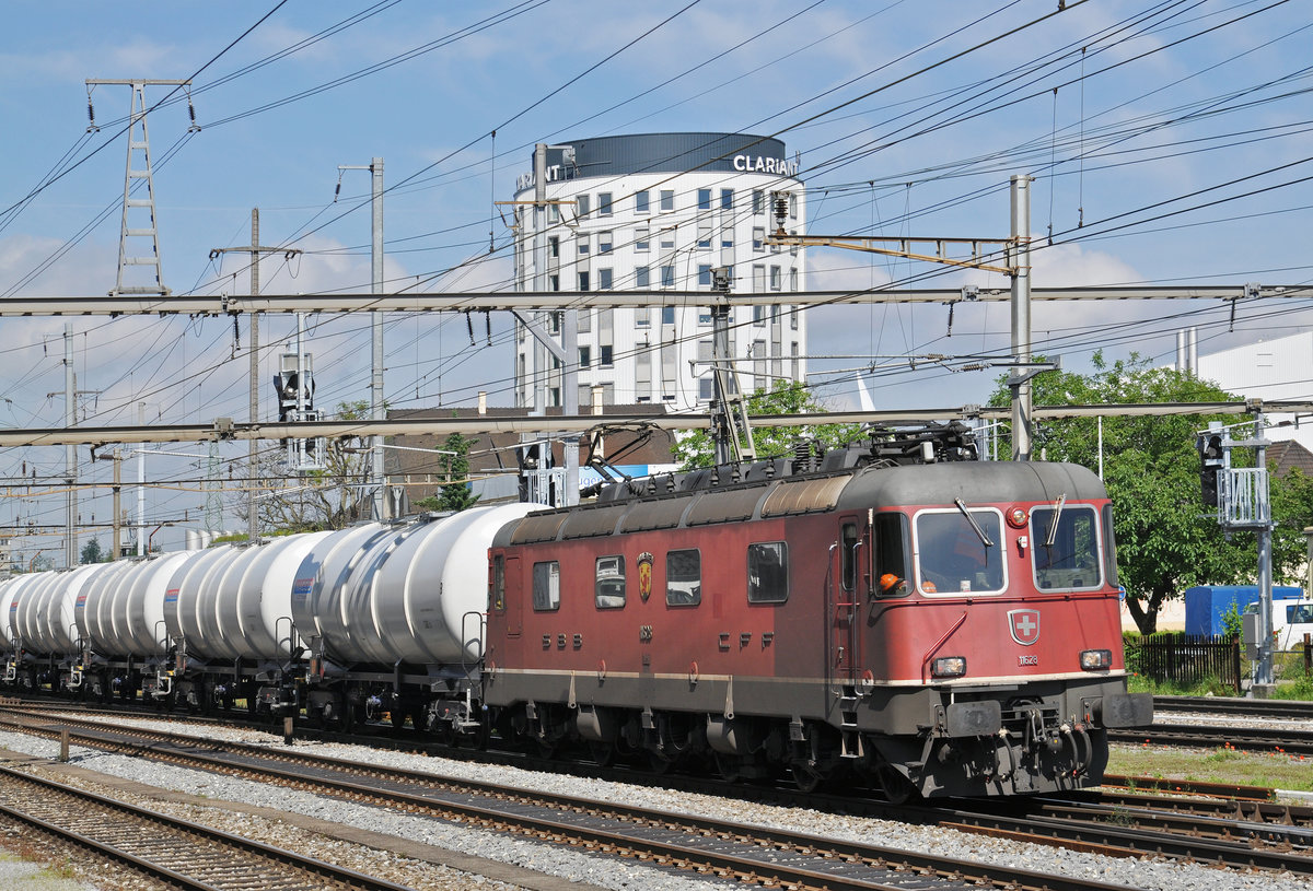 Re 6/6 11628 durchfährt den Bahnhof Pratteln. Die Aufnahme stammt vom 20.06.2016.