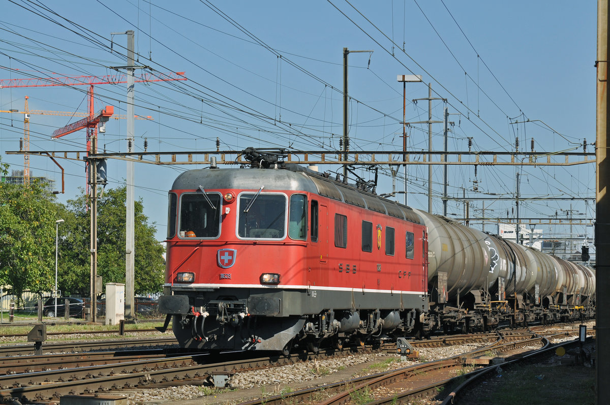 Re 6/6 11628 durchfährt den Bahnhof Pratteln. Das abzweigende Gleis führt auf eine Strasse und in ein Industriegebiet, von wo aus auch diese Aufnahme am 08.09.2016 entstand.