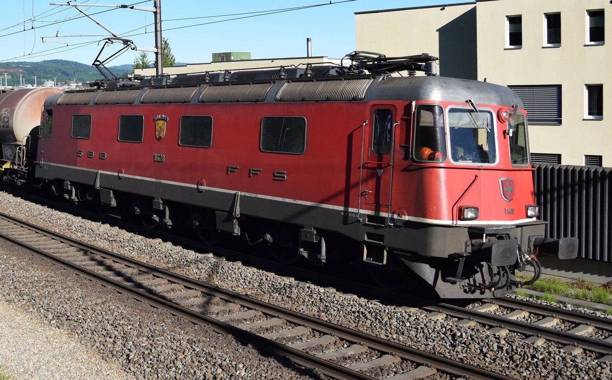 Re 6/6 11628  Konolfingen  zieht ihren Güterzug am 08.06.2017 durch Umiken (Brugg) in Richtung Basel.