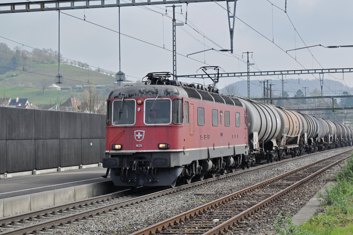 Re 6/6 11629 durchfährt den Bahnhof Gelterkinden. Die Aufnahme stammt vom 06.04.2017.
