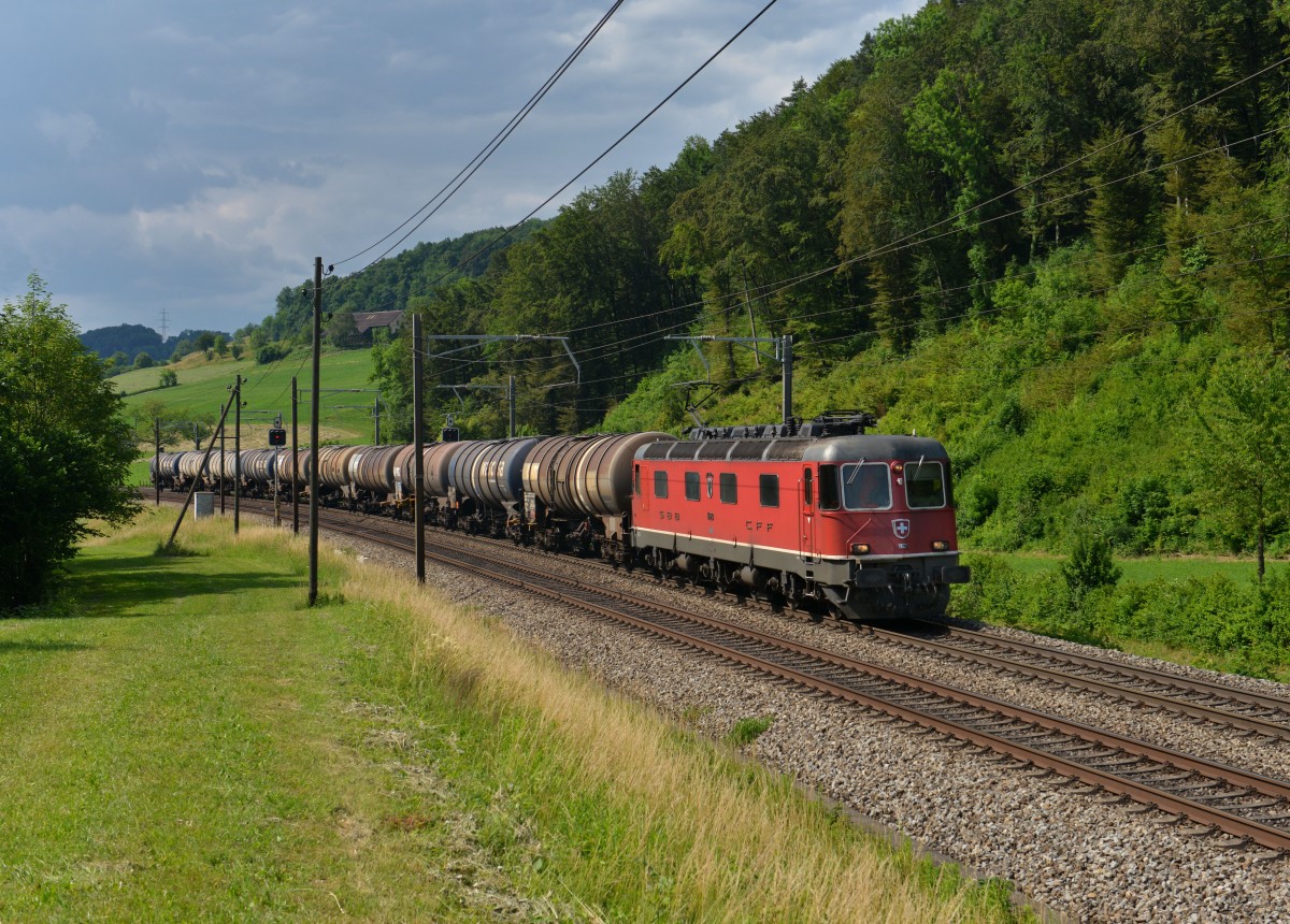 Re 6/6 11629 mit einem Kesselzug am 18.06.2014 bei Tecknau. 