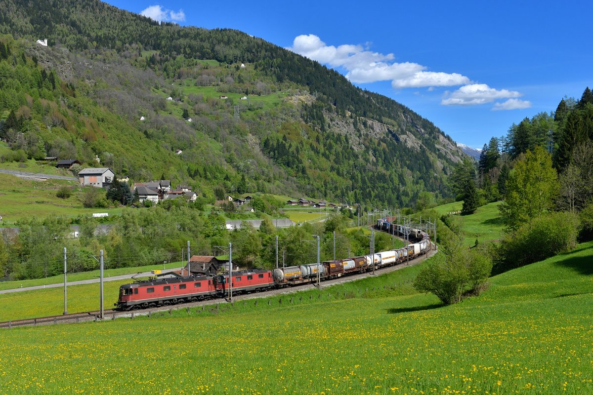 Re 6/6 11629 und eine Re 420 mit einem KLV am 20.05.2016 bei Ambri. 