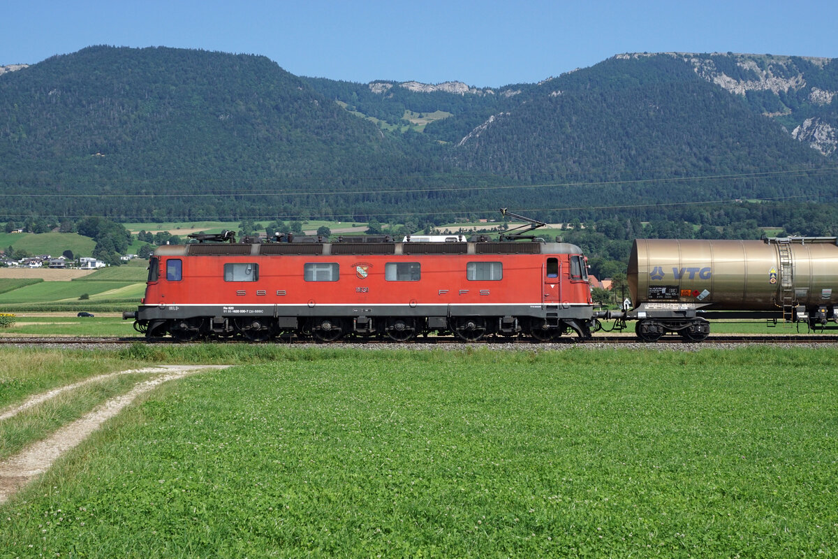 Re 6/6 11630  Herzogenbuchsee  zwischen Selzach und Bettlach nach Reuchenette-Péry unterwegs am 11. August 2021.
Foto: Walter Ruetsch