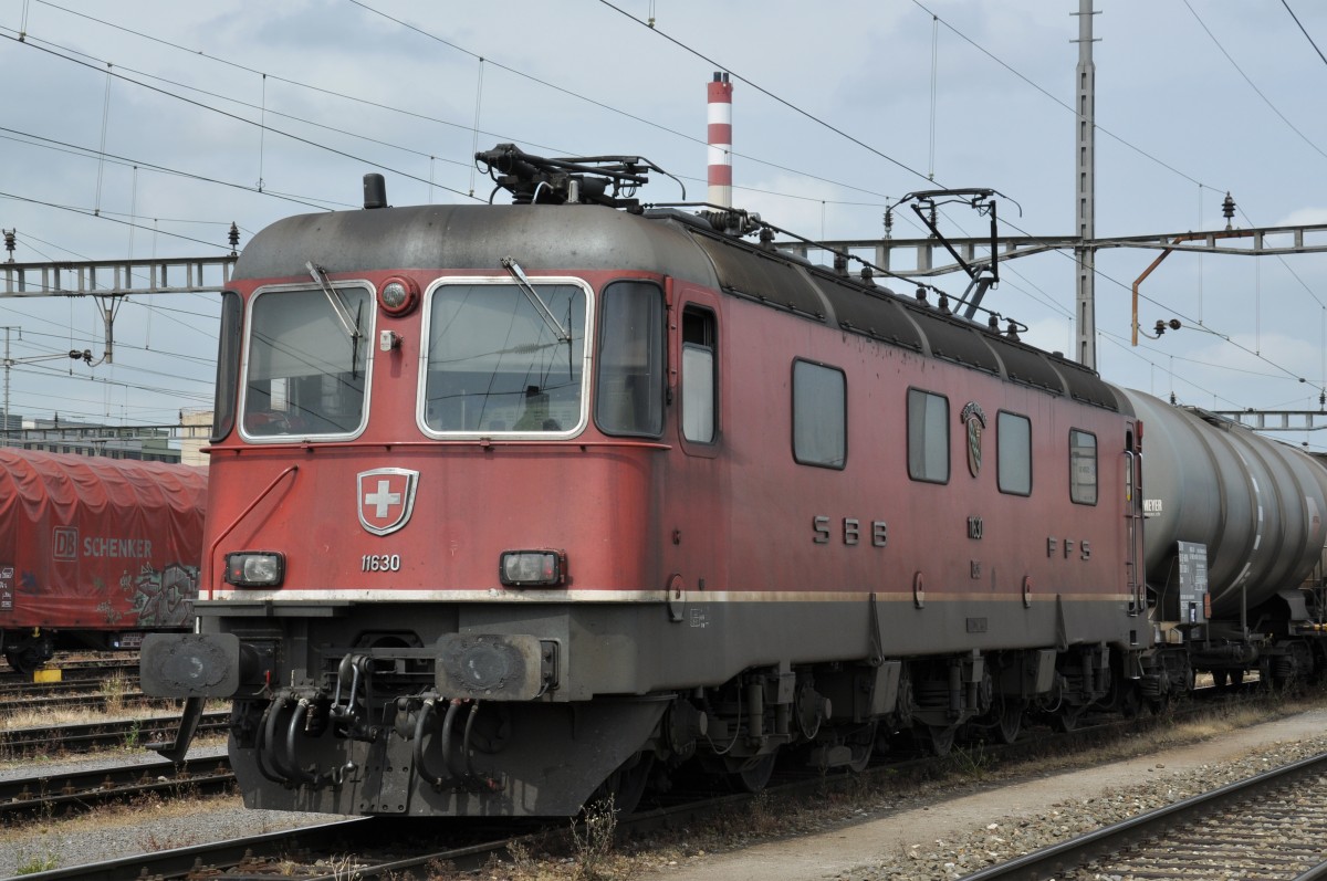 Re 6/6 11630 steht am Güterbahnhof in Muttenz. Die Aufnahme stammt vom 17.06.2014.