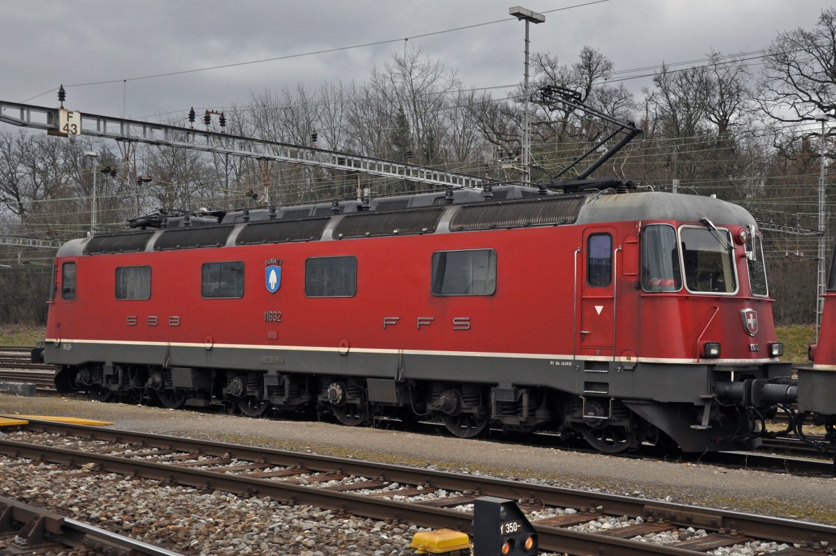 Re 6/6 11632 am Güterbahnhof in Muttenz. Die Aufnahme stammt vom 15.02.2014.