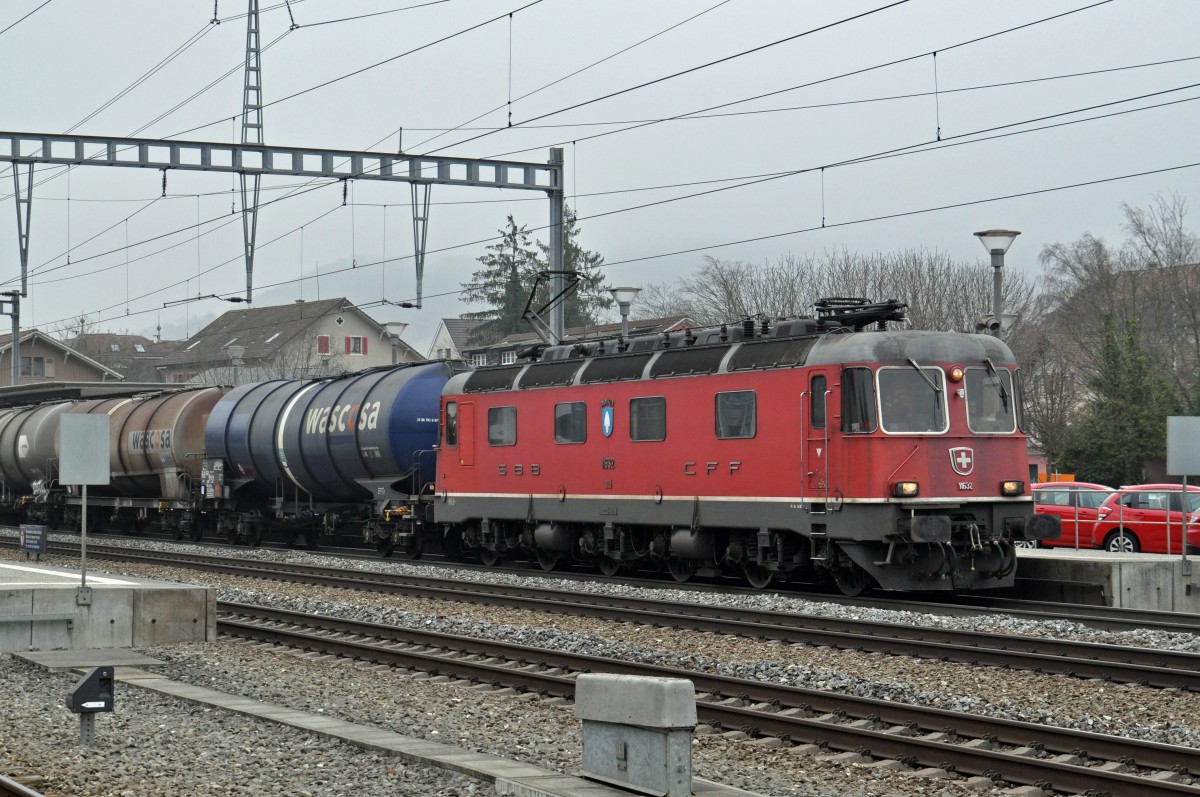 Re 6/6 11632 durchfährt den Bahnhof Sissach. Die Aufnahme stammt vom 17.02.2015.