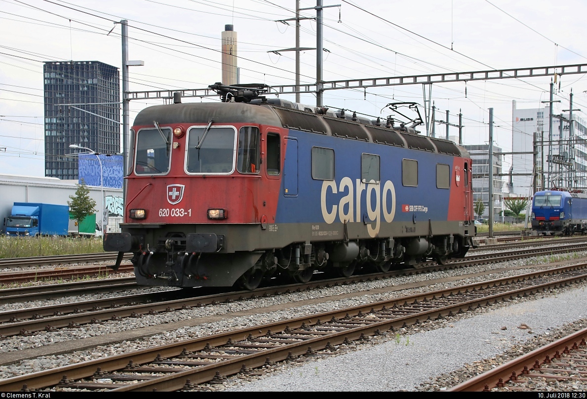 Re 6/6 11633  Muri AG  (620 033-1) der SBB Cargo als Lokzug durchfährt den Bahnhof Pratteln (CH) in westlicher Richtung.
Aufgenommen von der Güterstrasse.
[10.7.2018 | 12:30 Uhr]