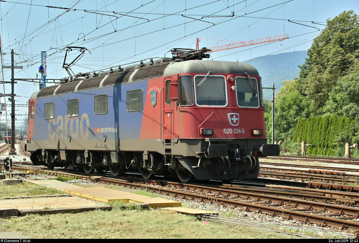 Re 6/6 11634 (620 034-9)  Aarburg-Oftringen  der SBB Cargo rangiert allein im Rangierbahnhof Biel/Bienne (CH).
[24.7.2019 | 12:43 Uhr]