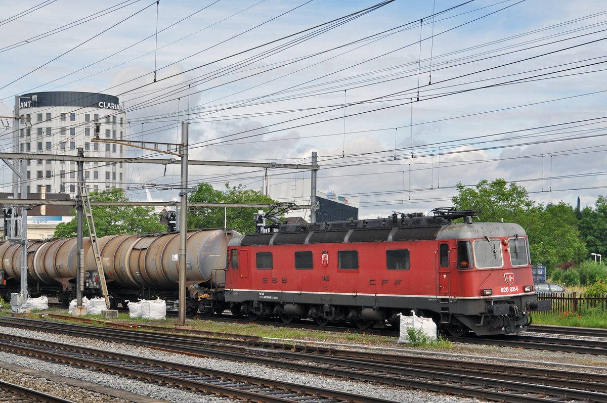 Re 6/6 11635/620 035-6 durchfährt den Bahnhof Pratteln. Die Aufnahme stammt vom 18.06.2016.